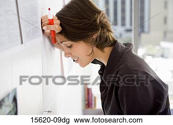Banco de Imagem - executiva,  marcador, 
 inclinar-se, 
 cabeça,  contra, 
 parede. fotosearch 
- busca de fotos, 
imagens e clipart