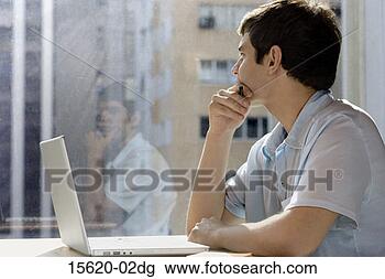 Banco de Imagem - homem negócios, 
 laptop,  olhar, 
 saída,  janela. 
fotosearch - busca 
de fotos, imagens 
e clipart