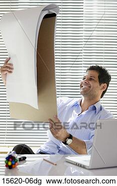 Banco de Imagem - homem negócios, 
 olhar,  grande, 
 tabuleta,  papel. 
fotosearch - busca 
de fotos, imagens 
e clipart