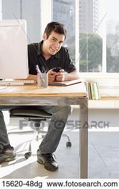 Banco de Imagem - homem negócios, 
  sentando,   
computador,   
escrivaninha, 
  célula. fotosearch 
- busca de fotos, 
imagens e clipart