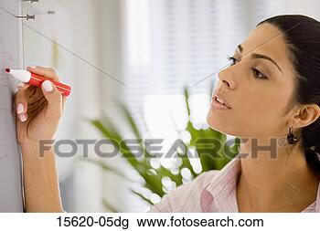 Banco de Imagem - mulher,  escrita, 
 marcador. fotosearch 
- busca de fotos, 
imagens e clipart