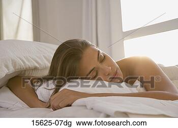 Banco de Imagem - mulher,  dormir. 
fotosearch - busca 
de fotos, imagens 
e clipart