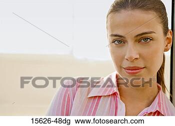Banco de Imagem - sorrindo,  mulher. 
fotosearch - busca 
de fotos, imagens 
e clipart
