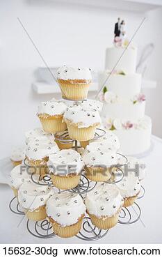 Banco de Imagem - cupcakes,  casório, 
 bolo. fotosearch 
- busca de fotos, 
imagens e clipart