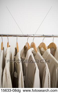 Banco de Imagem - camisas,  penduradas, 
 prateleira. fotosearch 
- busca de fotos, 
imagens e clipart