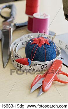 Banco de Imagem - costurando,  ferramentas. 
fotosearch - busca 
de fotos, imagens 
e clipart