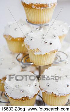 Banco de Imagem - cupcakes,  exposição. 
fotosearch - busca 
de fotos, imagens 
e clipart