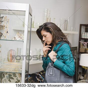 Banco de Imagem - mulher,  shopping, 
 glassware,  loja. 
fotosearch - busca 
de fotos, imagens 
e clipart