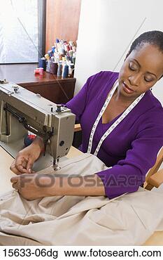 Banco de Imagem - mulher,  usando, 
 cosendo,  máquina. 
fotosearch - busca 
de fotos, imagens 
e clipart
