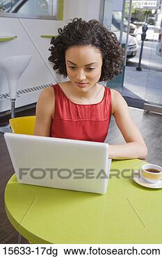 Banco de Imagem - mulher,  usando, 
 laptop,  café. 
fotosearch - busca 
de fotos, imagens 
e clipart
