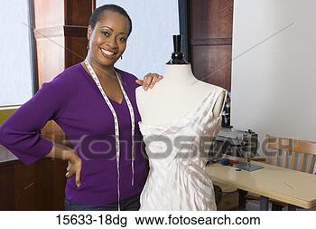 Banco de Imagem - sorrindo,  costureira. 
fotosearch - busca 
de fotos, imagens 
e clipart