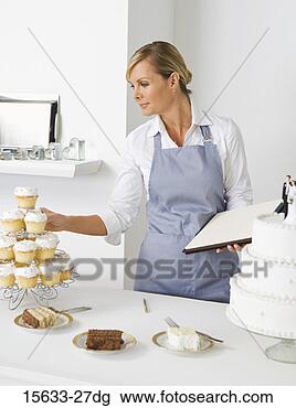 Banco de Imagem - sorrindo,  massa, 
 cozinheiro. fotosearch 
- busca de fotos, 
imagens e clipart