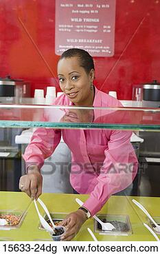 Banco de Imagem - sorrindo,  mulher, 
 fazer,  sobremesa, 
 deleite,  loja. 
fotosearch - busca 
de fotos, imagens 
e clipart