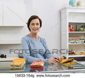 Banco de Imagem - sorrindo,  mulher, 
 loja,  contador. 
fotosearch - busca 
de fotos, imagens 
e clipart