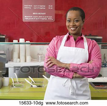 Banco de Imagem - sorrindo,  mulher, 
 sobremesa,  loja. 
fotosearch - busca 
de fotos, imagens 
e clipart