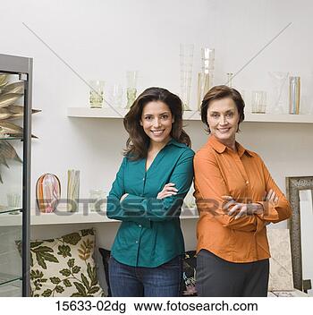 Banco de Imagem - sorrindo,  mulheres, 
 loja. fotosearch 
- busca de fotos, 
imagens e clipart