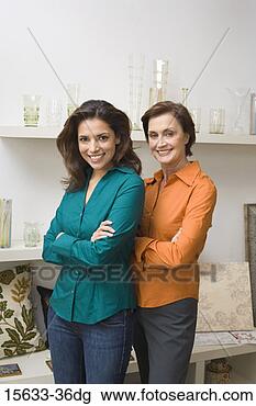 Banco de Imagem - sorrindo,  mulheres, 
 loja. fotosearch 
- busca de fotos, 
imagens e clipart