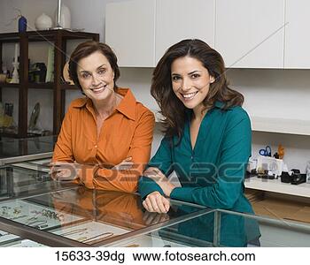 Banco de Imagem - sorrindo,  mulheres, 
 loja,  contador. 
fotosearch - busca 
de fotos, imagens 
e clipart