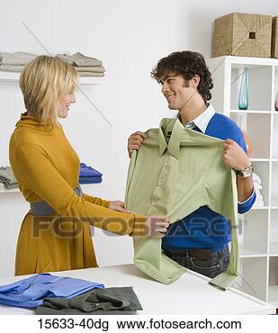 Banco de Imagem - sorrindo,  par, 
 shopping,  roupas. 
fotosearch - busca 
de fotos, imagens 
e clipart