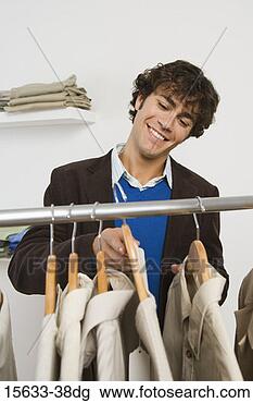 Banco de Imagem - sorrindo,  percorrendo, 
 através,  camisas, 
 exposição. fotosearch 
- busca de fotos, 
imagens e clipart