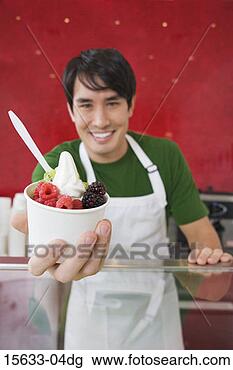 Banco de Imagem - sorrindo,  servindo, 
 congelado,  sobremesa, 
 fruta. fotosearch 
- busca de fotos, 
imagens e clipart