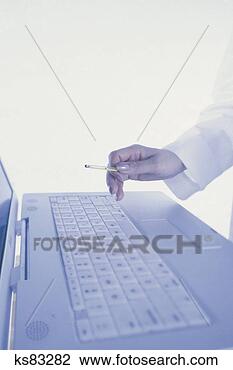 Banco de Imagem - mão,  computador, 
 teclado. fotosearch 
- busca de fotos, 
imagens e clipart