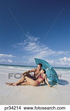 couple-beach_~pr34214.jpg
