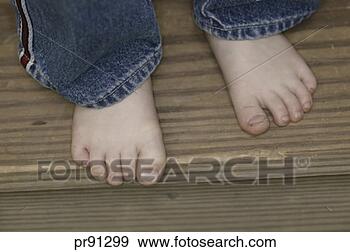 Arquivo Fotográficos - pequeno,  menino,   pés,  escadas.  fotosearch - busca  de fotos, imagens  e clipart