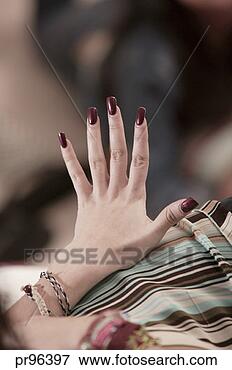 الحبس سنتين لبائع خضار قبّل يد فتاة أمريكية Girl-s-hand_~pr96397