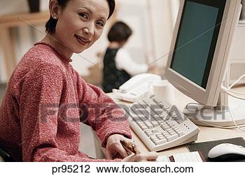 Banco de Imagem - retrato,  mulher, 
 usando,  computador. 
fotosearch - busca 
de fotos, imagens 
e clipart