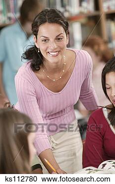 Arquivo de Fotografias - professor,  ajudar, 
 adolescente, 
 estudantes. fotosearch 
- busca de fotos, 
imagens e clipart