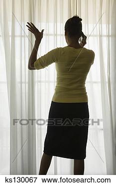 Foto - costas,  vista, 
 mulher,  célula, 
 telefone. fotosearch 
- busca de fotos, 
imagens e clipart