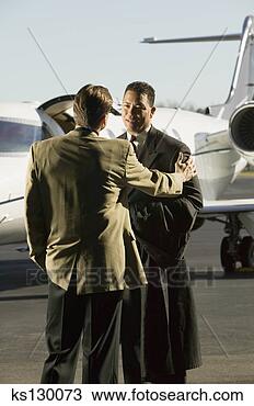 Banco de Imagem - dois,  pessoas, 
 ficar,  frente, 
 avião. fotosearch 
- busca de fotos, 
imagens e clipart