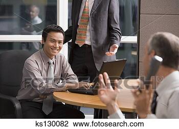 Banco de Imagem - homens negócios, 
 telefone,  laptop. 
fotosearch - busca 
de fotos, imagens 
e clipart