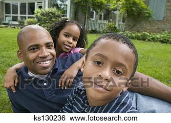 Banco de Imagem - família,  tocando, 
 ao ar livre. 
fotosearch - busca 
de fotos, imagens 
e clipart