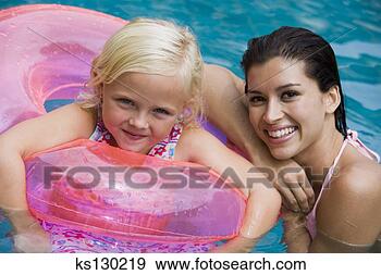 Arquivo Fotográficos - mãe,  filha,  
piscina. fotosearch 
- busca de fotos, 
imagens e clipart