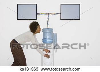 Banco de Imagem - executiva,  obtendo, 
 bebida,  água, 
 refrigerador, 
 lcd,  telas. 
fotosearch - busca 
de fotos, imagens 
e clipart