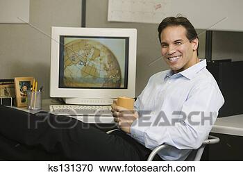 Arquivo de Fotografias - feliz,  homem 
negócios,  sentando, 
 escrivaninha, 
 computador. fotosearch 
- busca de fotos, 
imagens e clipart