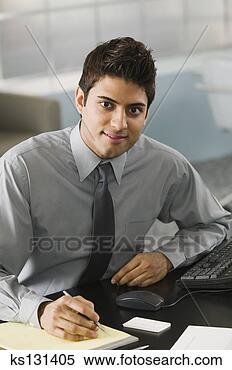 Banco de Imagem - retrato,   homem 
negócios,   escrita, 
  notepad,   computador. 
fotosearch - busca 
de fotos, imagens 
e clipart