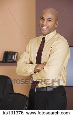Banco de Imagem - retrato,  sorrindo, 
 homem negócios, 
 braços,  cruzado. 
fotosearch - busca 
de fotos, imagens 
e clipart