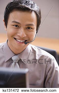 Banco de Imagem - sorrindo,  telemarketer, 
 headset. fotosearch 
- busca de fotos, 
imagens e clipart