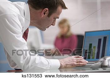 Banco de Imagem - homem negócios, 
 usando,  laptop, 
 computador. fotosearch 
- busca de fotos, 
imagens e clipart