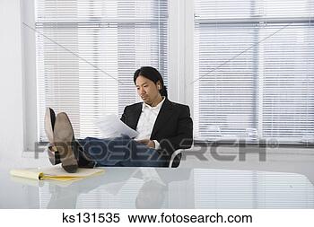 Banco de Imagem - relaxado,  homem 
negócios,  leitura, 
 paperwork. fotosearch 
- busca de fotos, 
imagens e clipart