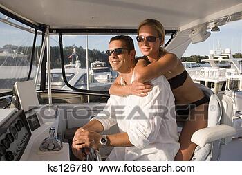 Arquivo de Fotografias - carinhoso,  par, 
 dentro,  iate. 
fotosearch - busca 
de fotos, imagens 
e clipart