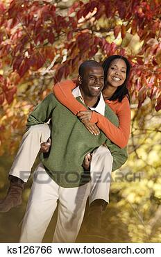 Banco de Imagem - dar,  mulher, 
 piggyback,  passeio, 
 outono. fotosearch 
- busca de fotos, 
imagens e clipart