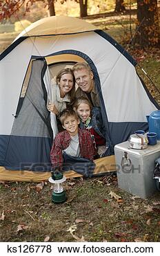 Banco de Imagem - família,  acampamento, 
 barraca. fotosearch 
- busca de fotos, 
imagens e clipart