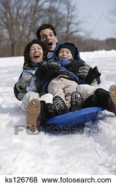 Banco de Imagem - família,  montando, 
 trenó,  junto. 
fotosearch - busca 
de fotos, imagens 
e clipart