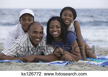Banco de Imagem - família,  relaxante, 
 praia,  junto. 
fotosearch - busca 
de fotos, imagens 
e clipart