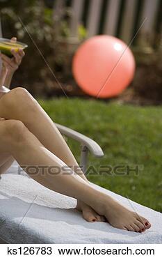 Banco de Imagem - lounging,  mulher, 
 ao ar livre, 
 bola. fotosearch 
- busca de fotos, 
imagens e clipart