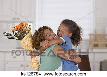 Banco de Imagem - mãe,  abraçando, 
 filha,  segurando, 
 buquet. fotosearch 
- busca de fotos, 
imagens e clipart